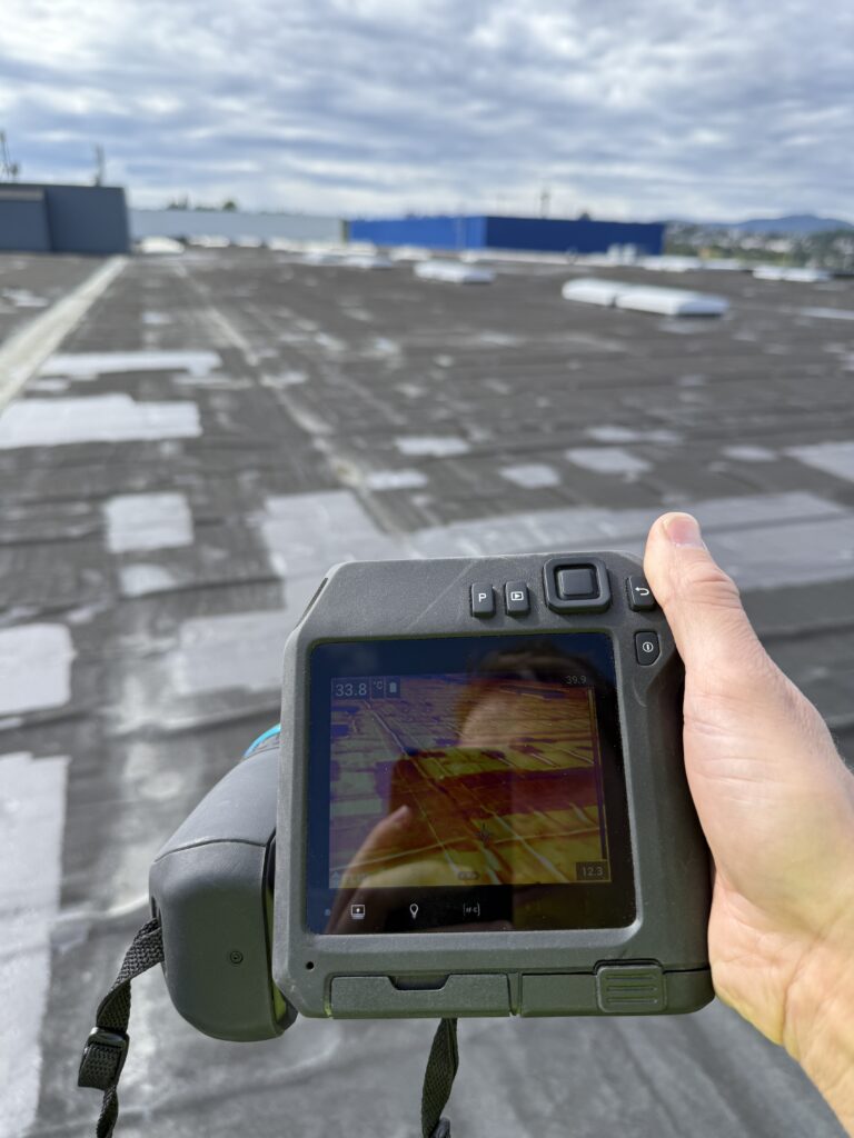 Bilde av et infrarødt kamera som brukes for termografering på et tak på et næringsbygg i Orkland.