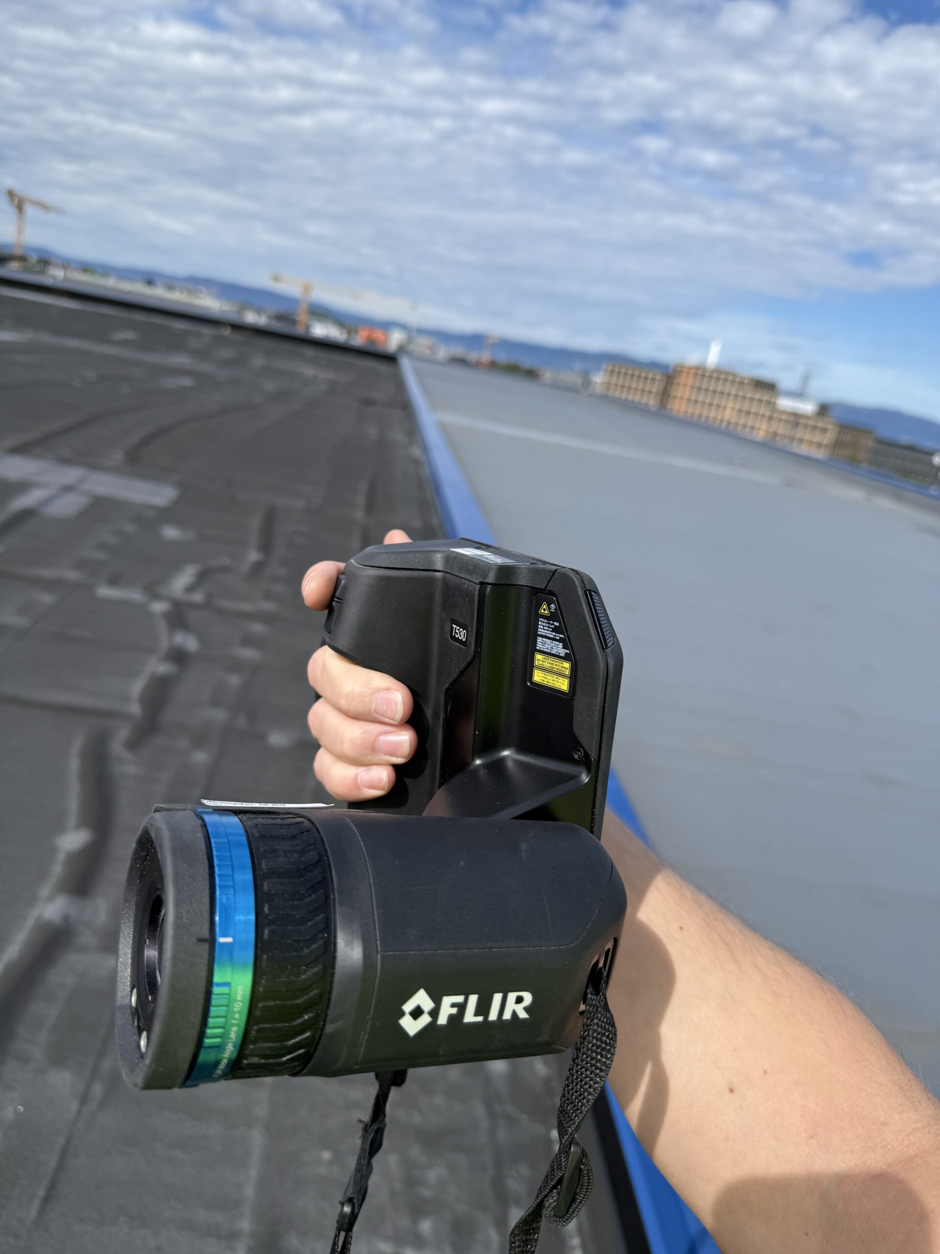 Byggmester Ole Richvoldsen utfører termografering med FLIR varmekamera i Trondheim – Full-Byggekontroll AS
